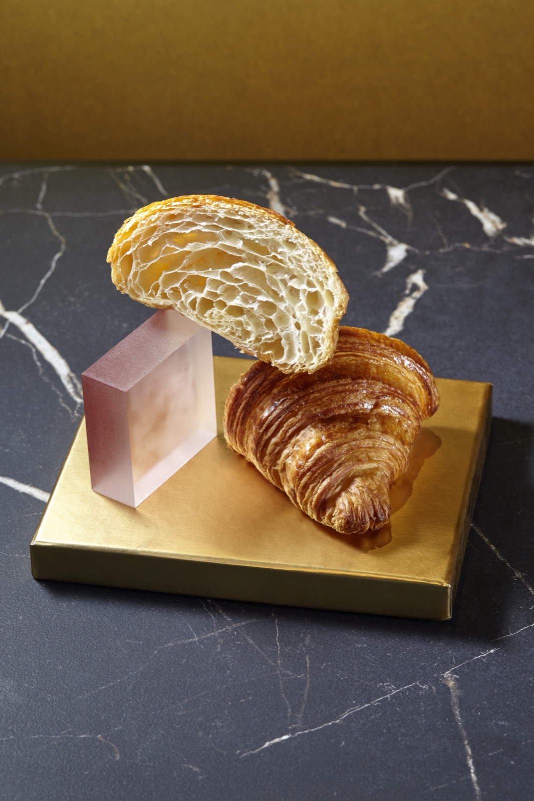 Croissant maślany w przekroju na marmurze