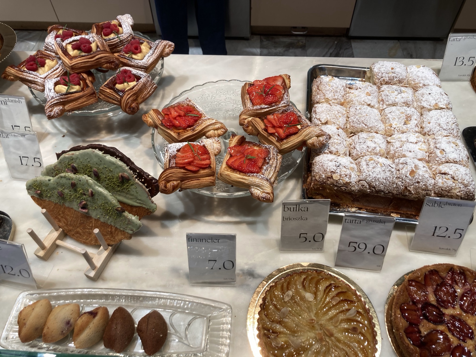 Witryna z ciastkami, tartami i deserami
