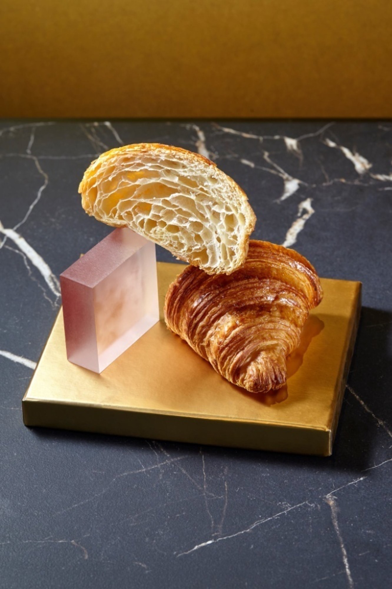 Croissant w przekroju na złotej podstawce
